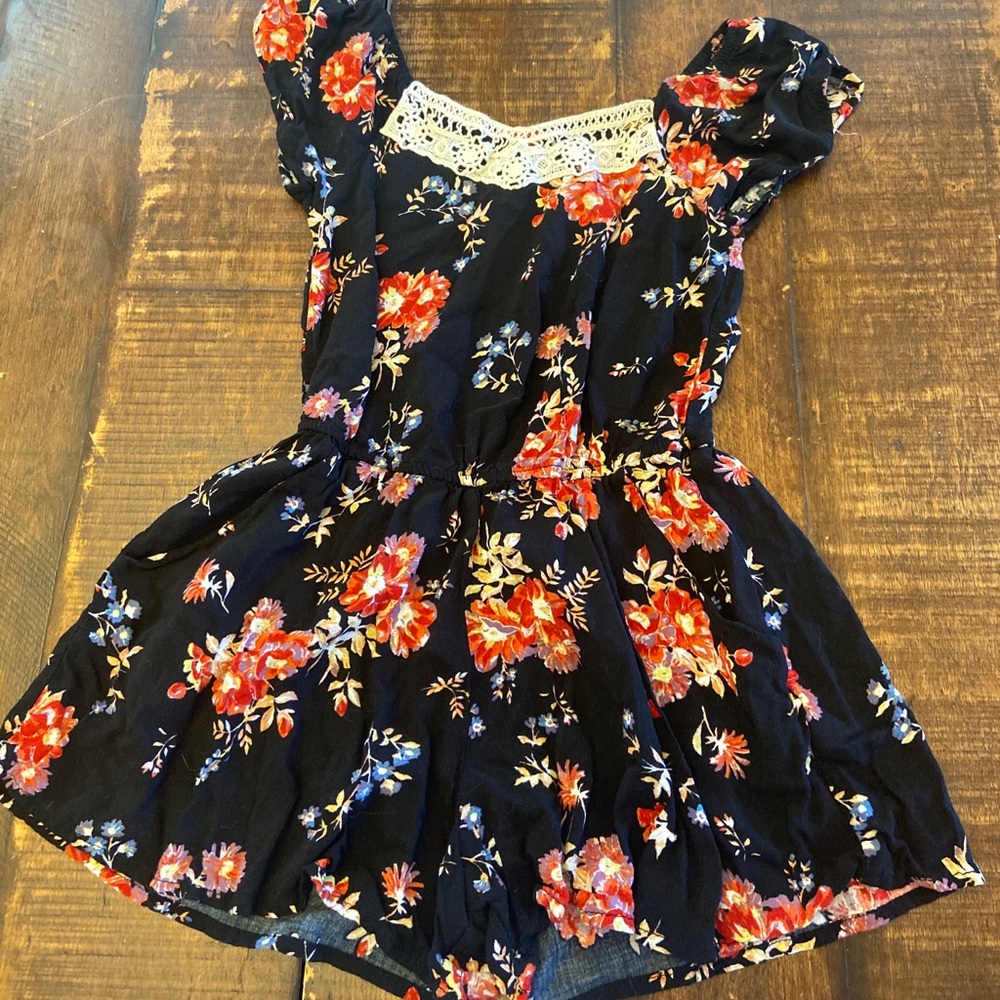 Black flower short jumper